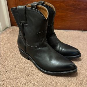 Frye Black Leather Ankle Boots / Booties, Size 7.5, Barely Worn